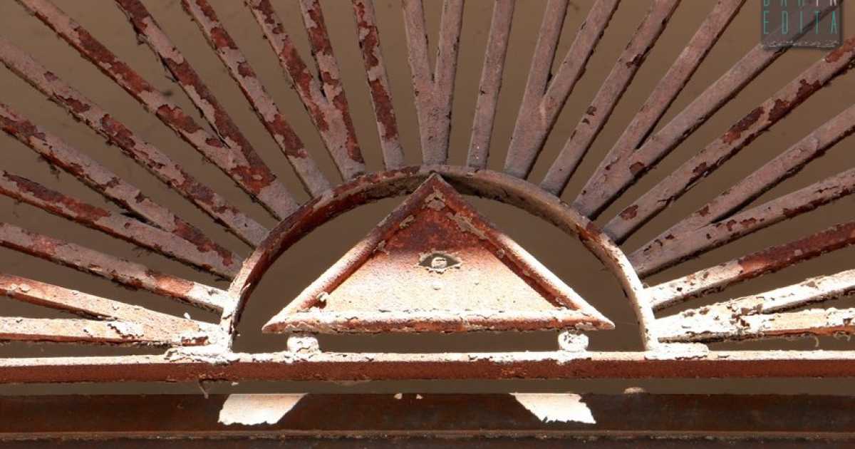 Sfingi, zodiaci, "occhi della provvidenza": a Bari sulle tracce dei simboli massonici